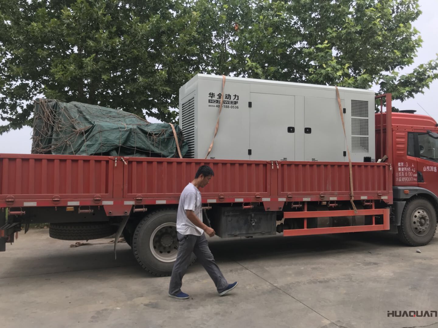 一臺HQ120GF靜音式防雨棚柴油發(fā)電機組于2018年7月12日發(fā)往河北省