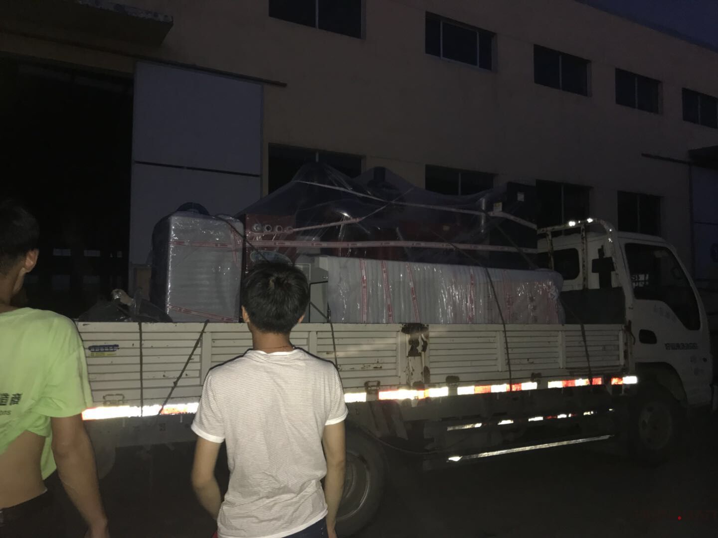 一臺250kw自動化型柴油發(fā)電機(jī)組于7月31號發(fā)往遼寧