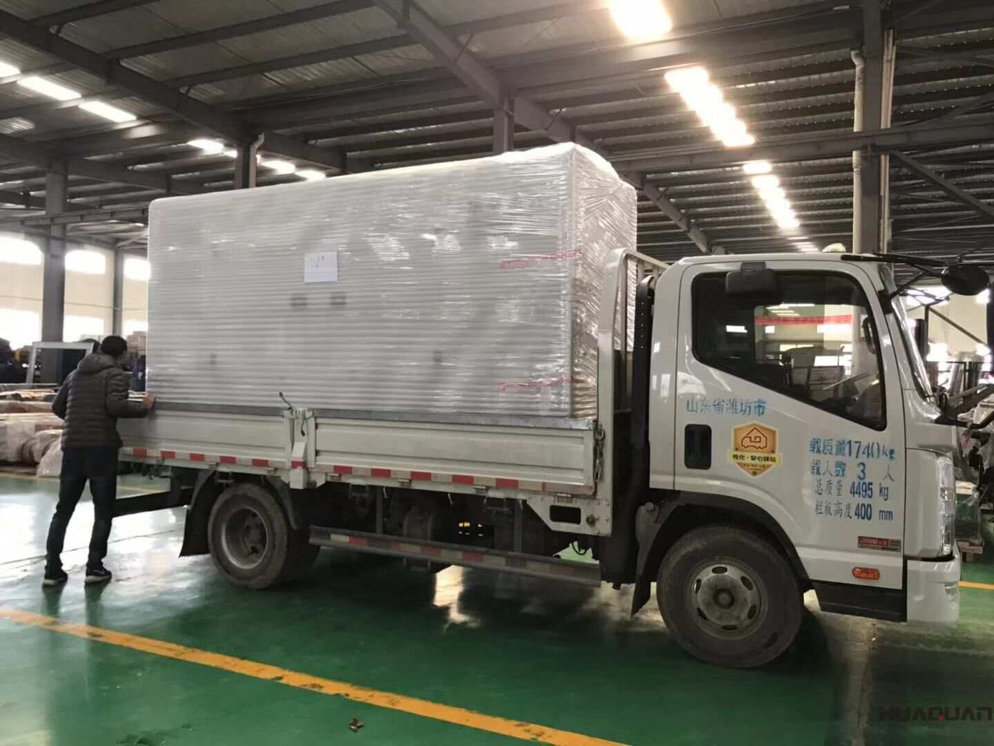 河南楊先生11月2日從華全動(dòng)力采購(gòu)了一臺(tái)300kw移動(dòng)靜音拖車柴油發(fā)電機(jī)組，現(xiàn)已發(fā)往目的地