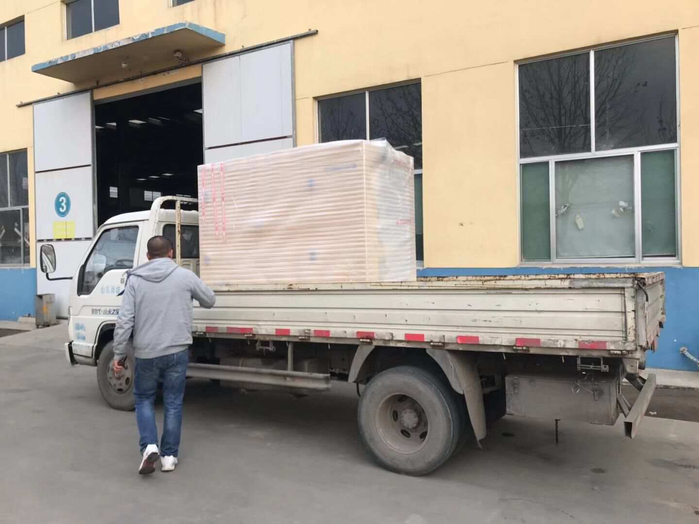 河北省申先生從華全動力采購的一臺20kw標配柴油發電機組于12月24日成功發往目的地